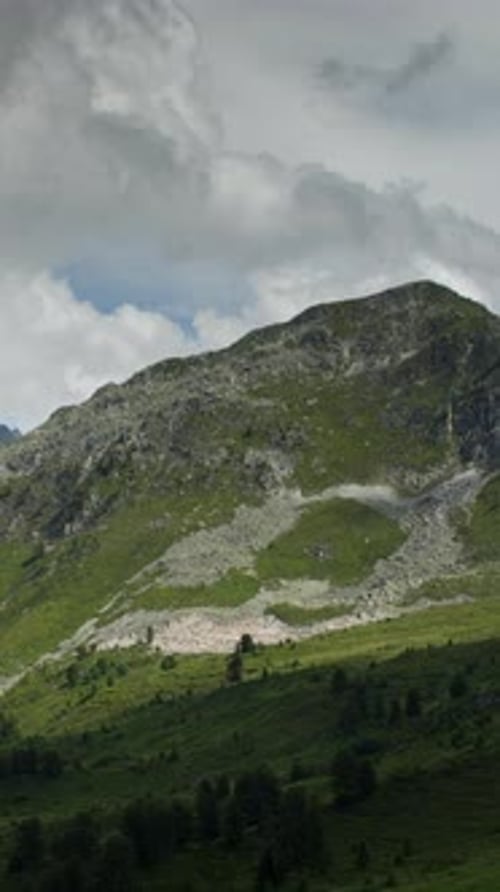 Alpes suisses montagneuses à la verticale