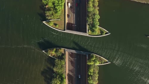Vue aérienne de l'Aquaduct Veluwemeer avec des voitures passant sous l'eau, Pays-Bas.