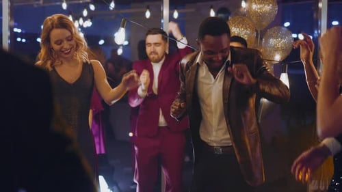 Amigos Corporativos Multiétnicos Comemorando uma Noite Alegre no Company Group of Overjoyed