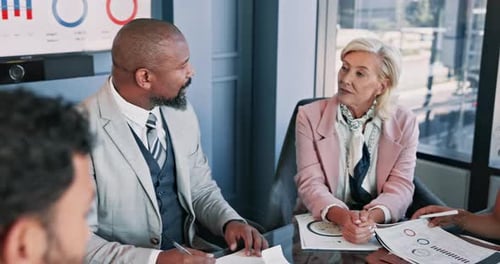 Unternehmen, Leute und Gespräche in einem Meeting mit Finanzdiskussion, Ideenfindung
