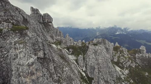Belle vue aérienne des montagnes alpines 11er (Stubai, Autriche). Des formations de pierres herbeuses qui passent révèlent
