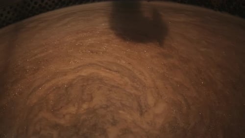 Mistura de mosto em tanque de cervejaria com sombra do operador