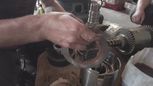 Reparo da
caixa de câmbio de transmissão. Engrenagens danificadas da caixa de engrenagens do redutor