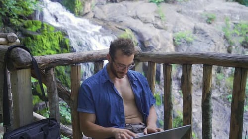 Employé de bureau travaillant pendant les vacances.