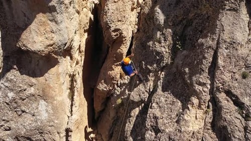 Vista aérea do alpinista escalando uma rocha