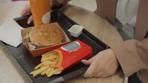 Les préparatifs en matière de restauration sont en cours et les plans de repas sont en cours, les boissons et les accompagnements étant en cours