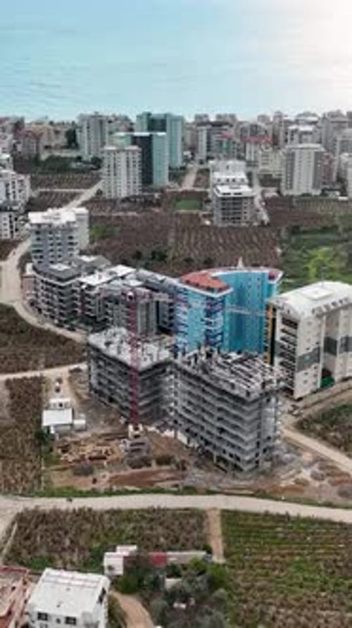 Vídeo vertical, vista aérea, obra de construcción, obra en obra