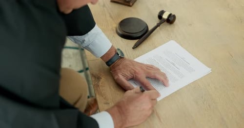 Firma legal, hombre o juez con un documento, papeleo gubernamental o informe para la justicia