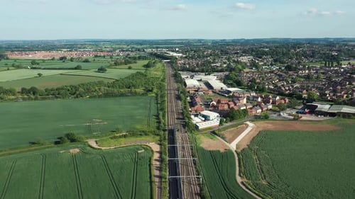 Eisenbahn auf dem Land und vorbeifahrende Züge, Luftaufnahme