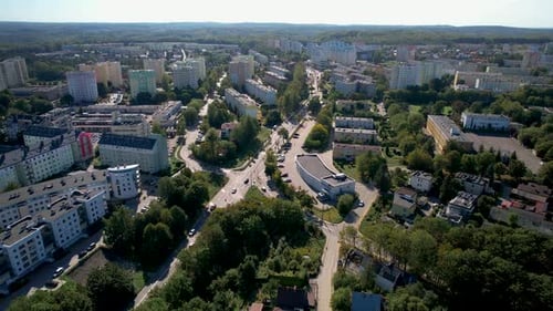 Survol aérien du district de Witomino avec des immeubles d'appartements de Gdynia pendant une journée ensoleillée, Pologne