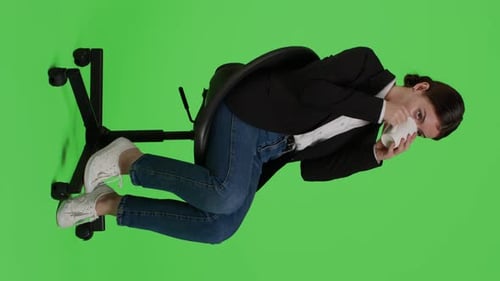 Vertikale Video-Seitenansicht eines Gelegenheitsarbeiters, der eine Tasse Kaffee trinkt