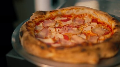 Nahaufnahme in der Profiküche Auf dem Tisch steht frisch zubereitete Pizza