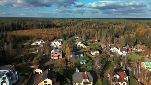 Realistischer, Filmmusik Drohnenflug, der eine friedliche Vorstadtgemeinde mit üppigen Bäumen und aufgeräumten Höfen einfängt