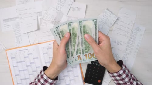 Ilustração de gestão financeira: mãos contando dinheiro com uma calculadora e contas em uma mesa