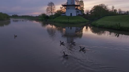 Vue aérienne de la paisible rivière Linge au lever du soleil, Pays-Bas.