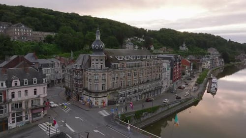 Des voitures traversent un pont sur la Meuse à Dinant, en Belgique, des touristes marchent sur le