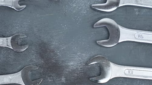 Plusieurs clés à fourche pivotent pour révéler les tailles gravées et l'acier poli.