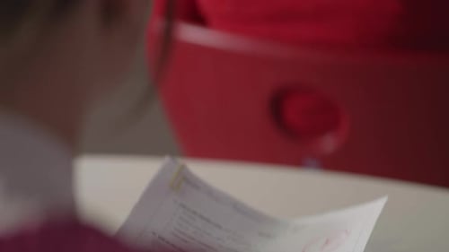 El estudiante tiene un examen de gramática del idioma inglés con una calificación reprobatoria. Primer plano de la marca F roja
