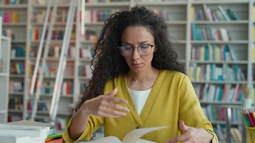 Cansada, agotada, hispanoárabe, hispanoárabe, estudiante, biblioteca, estudio universitario, preparándose para el examen