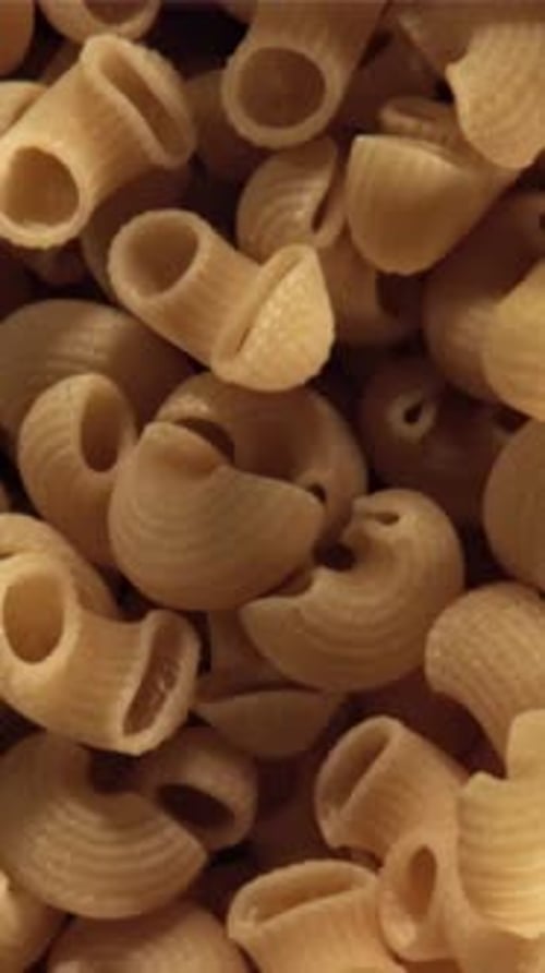 Die trockene Pasta fliegt hoch und fällt runter, gefilmt mit einer Hochgeschwindigkeitskamera mit 1000 Bildern pro Sekunde