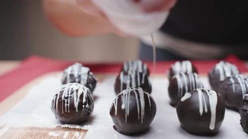 I decorate with a thin trickle of white chocolate, homemade sweets in the form of a ball, in slow mo