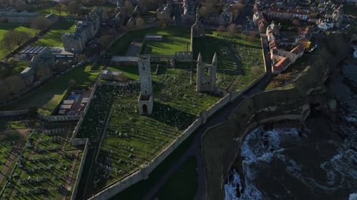 cathédrale de St Andrews avec tombes et ville de St Andrews