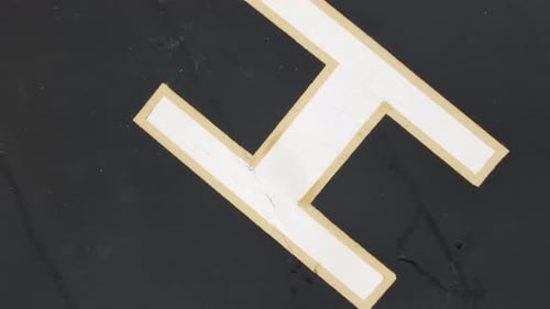 Schild - Betonlandeplatz für Hubschrauber und Flugzeuge. - Drohne Ascend