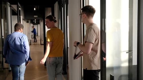 Um jovem desenvolvedor dá novas tarefas de projeto para seus parceiros