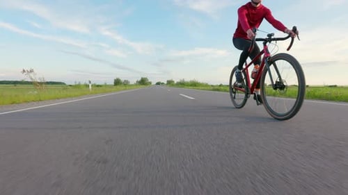 Sportliche Männer trainieren bis zum Triathlon-Wettkampf auf Fahrrädern
