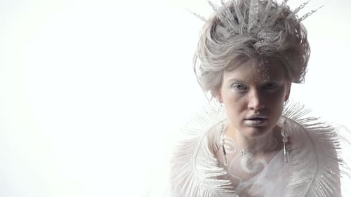 Regard froid de la reine des neiges aux yeux bleus
