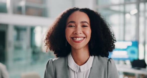 Mujer de negocios, trabajadora facial y corporativa con oficina, confianza y desarrollo de proyectos