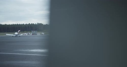 Schiebetür von Propellerflugzeugen, die auf der Asphaltfläche von Airfield Airport and Aviation warten