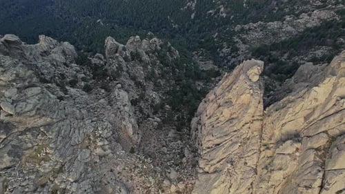 Person: Stehende Bergklippe, Korsika, Frankreich