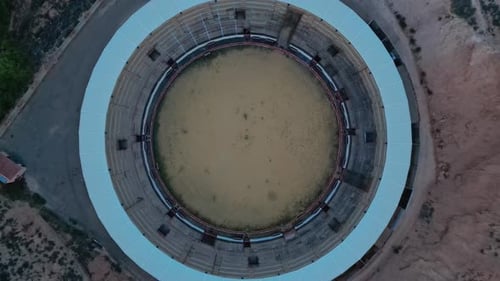 La plaza de toros de Alcorisa en Teruel, España durante el día, vista aérea