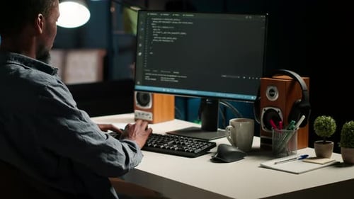 Netzbetreiber aktualisiert Skript und kombiniert HTML-Code mit IT-Sprache