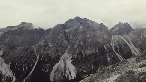 Vista aérea Cinemática de una cadena montañosa alpina en Stubai, Austria. Volando hacia el empinado y la roca