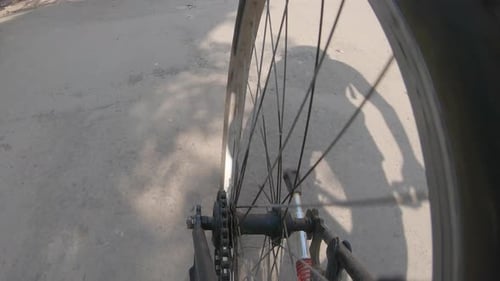 cicle a corrente e os raios da roda traseira fecham bem longe para se proteger da luz solar