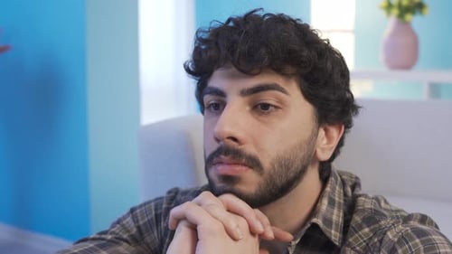Primer plano Un joven deprimido e infeliz.