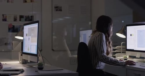 Écran d'ordinateur, réflexion nocturne et personnes, planification et idées de projets pour la rédaction et le marketing