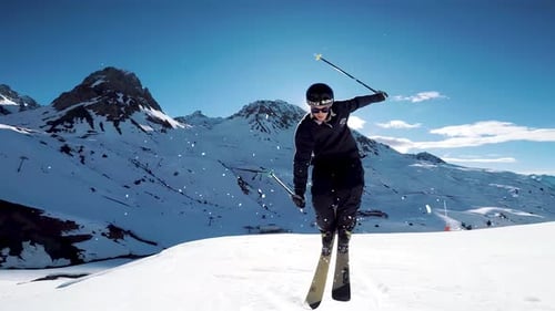 folgende Ansicht eines jungen Skifahrers beim Skifahren bei einem Sprungtrick in einem französischen Skigebiet im Winter