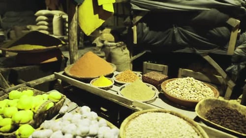 Une rue paisible de Marketplace, illuminée par des lumières chaudes et une vie trépidante