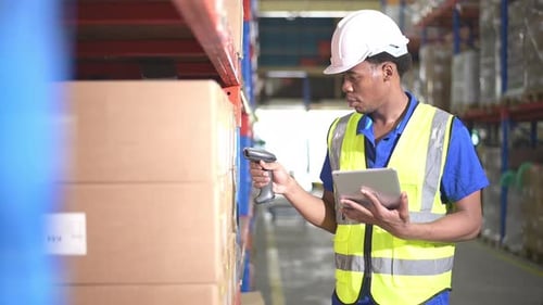 Porträt eines lächelnden männlichen Lagerarbeiters mit digitalem Tablet in einem Lagerhaus