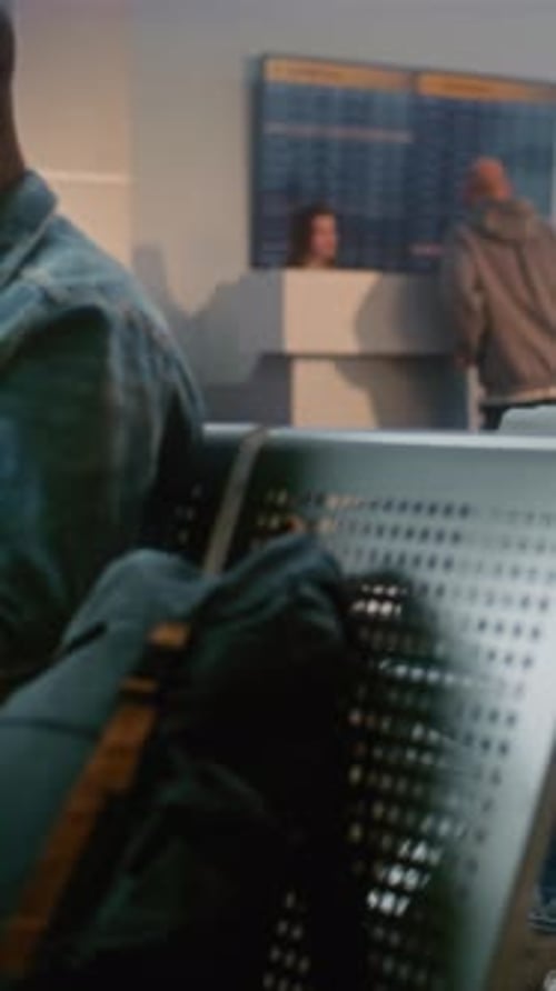 Viajantes diversos: passageiros à espera do voo de avião na sala de embarque do hub da companhia aérea