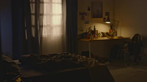Intérieur de la chambre avec lit non fait d'une personne souffrant de troubles du sommeil