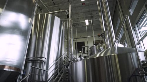 Industrielle Edelstahltanks in einer modernen Großbrauerei