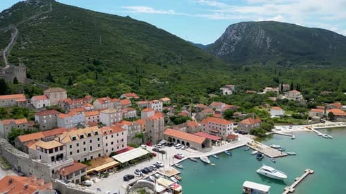 Vue aérienne des remparts de Ston, en Croatie.