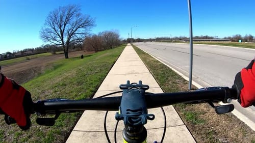 Time-Lapse à vélo : pédaler sur une longue section droite où les voitures passent devant sur une grande rue transversale