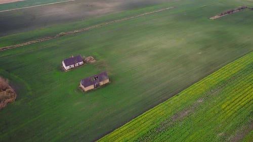 Zwei verlassene Häuser auf dem Feld