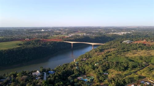 Ponte da Fraternidade Tancredo Neves, Argentina, fronteira com o Brasil, América do Sul, drone aéreo