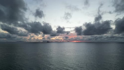 Luftbild Video Sonnenuntergangs mit Wolken, die die Sonne verdecken